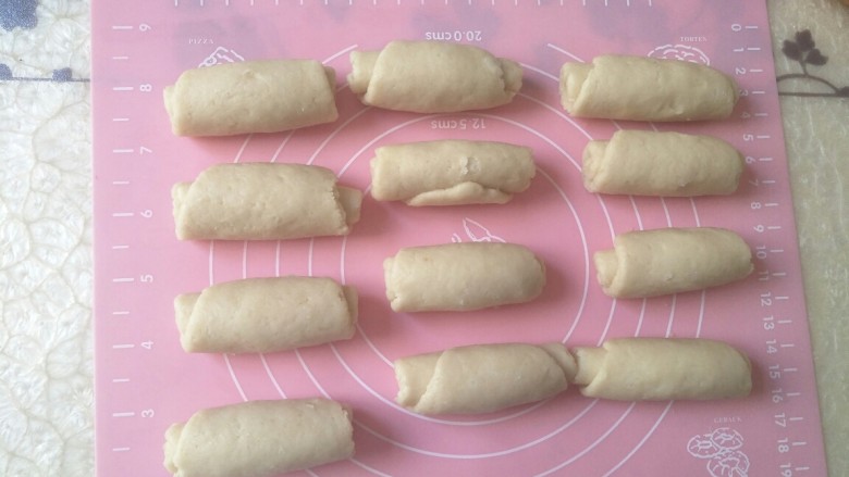绿豆玫瑰花酥饼,12份全部卷好之后,盖上保鲜膜,松弛十五分钟