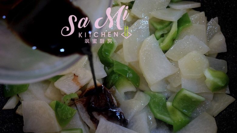 柿子椒土豆片（家常版）,放入柿子椒和酱油