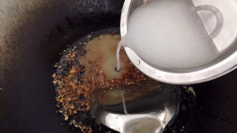 蚝油生菜,小半勺生粉和水搅拌均匀,倒入锅中勾芡。