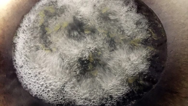 蚝油生菜,锅里放人适量清水烧开,放入1小勺盐和油。