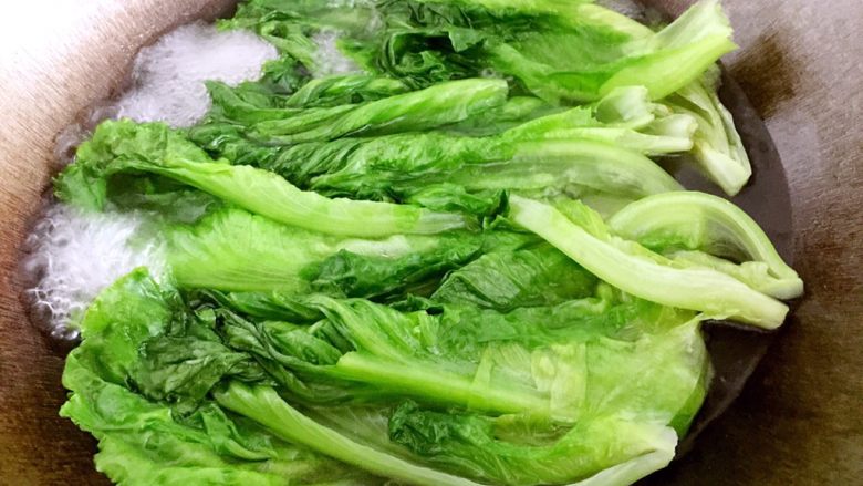 蚝油生菜,用筷子搅拌,翻面继续煮,大概烫30秒即可。