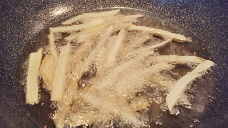 美式芝香薯条,沿锅边缓缓加入速冻过的土豆条,炸至金黄捞出沥油即可。