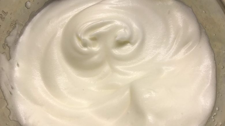 养乐多戚风蛋糕,用电动打蛋器打至有纹路,加入剩下的三分之一白糖