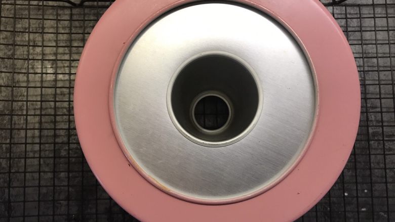 养乐多戚风蛋糕,打发蛋清前预热烤箱,上下火160度烤40分钟。出炉后轻震几下,然后倒扣放凉