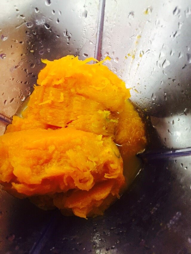 美味快手的南瓜浓汤🎃（附上简单的心形拉花）,放在一个深一点的盘子里，加<a style='color:red;display:inline-block;' href='/shicai/ 156925'>水</a>，微波十分钟，稍凉一点放入榨汁机打成泥.