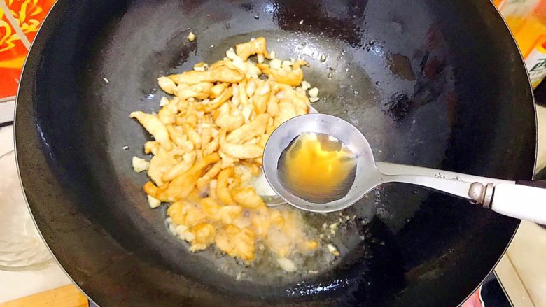 酸酸甜甜就是我(茄汁白玉菇鸡胸肉炒年糕),加一勺料酒,再翻炒一下!