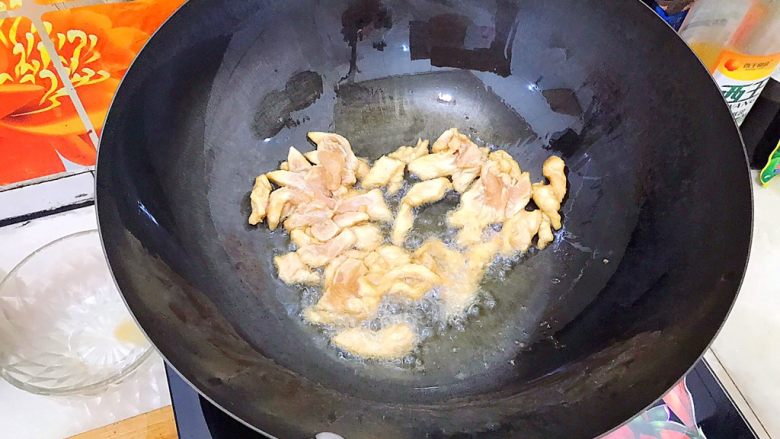 酸酸甜甜就是我(茄汁白玉菇鸡胸肉炒年糕),倒入腌制好的鸡胸肉,小火煸炒30秒!