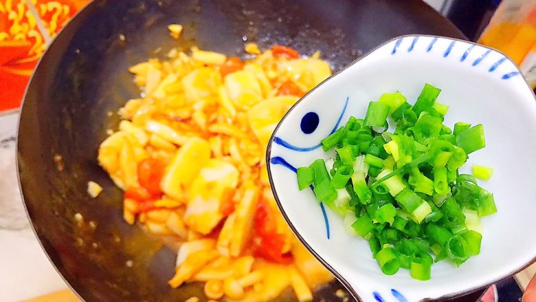 酸酸甜甜就是我(茄汁白玉菇鸡胸肉炒年糕),炒至汤汁收紧后,加入小葱,翻炒均匀,即可!