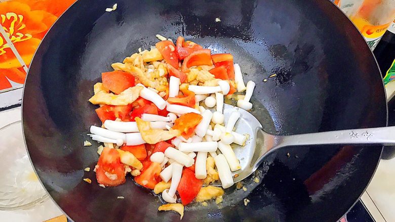 酸酸甜甜就是我(茄汁白玉菇鸡胸肉炒年糕),再加入白玉菇,翻炒一分钟!