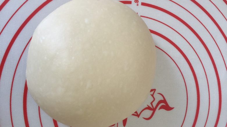 香葱芝士面包,第二个程序结束后取出放在揉面垫上,可以轻轻摔打几下让面团出现光滑面,静置几秒钟切个小块看下面团状态