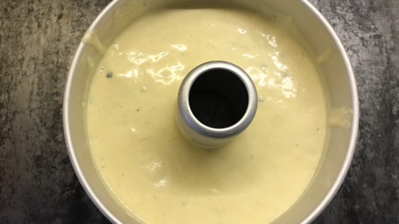 香葱肉松戚风,倒入中空模具中,轻轻震出气泡