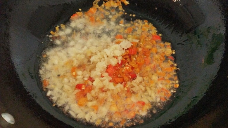 #辣味#+干煸龙爪豆,加入泡椒泡姜,中火煸炒