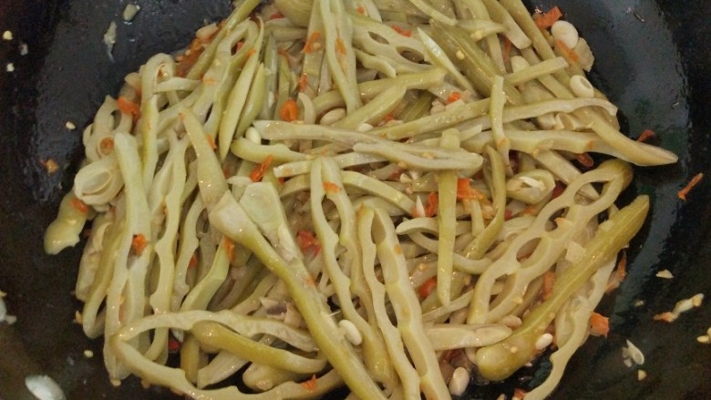 #辣味#+干煸龙爪豆,加适量盐,转大火翻炒