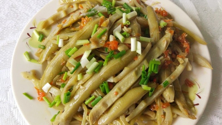 #辣味#+干煸龙爪豆,洒<a style='color:red;display:inline-block;' href='/shicai/ 3232'>香葱</a>,开吃,不需要其他多余的调料已如此鲜美,味道真的一级棒,好下饭呀!辣辣的,爽翻了!