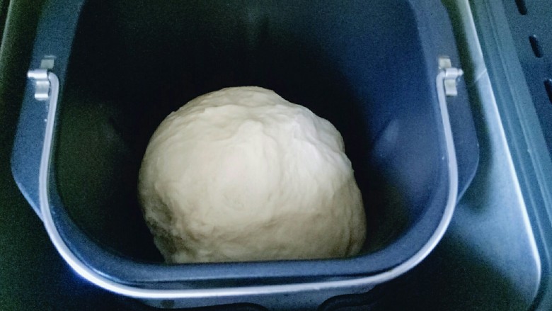 #甜味#毛毛虫豆沙面包,面团光滑有手套膜,可以进行发酵。