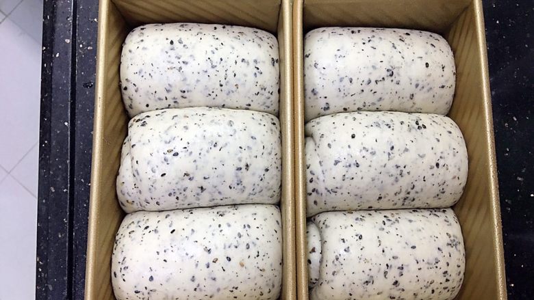 营养黑芝麻吐司,在温度35-38度,湿度85%的湿温中发酵,发到9分满