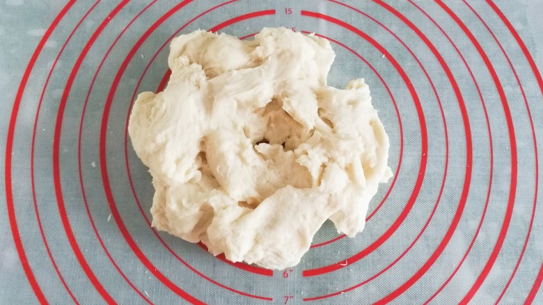 蔓越莓手撕小面包,接着把面团用手撕着小块,再盖上保鲜膜静置10分钟左右;