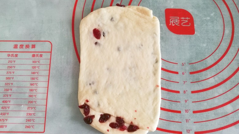 蔓越莓手撕小面包,然后纵向擀开;