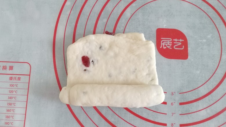 蔓越莓手撕小面包,再把它卷起来;