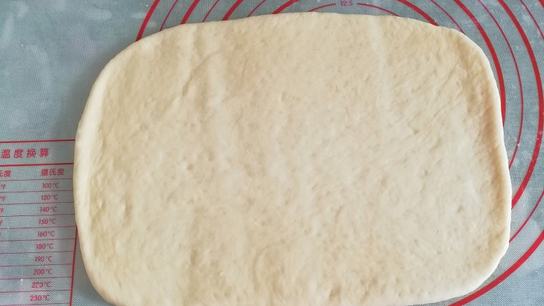 蔓越莓手撕小面包,再将面团擀成一个长方形的面皮;