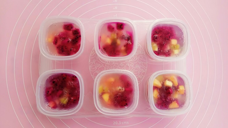 #甜味#水果果冻(白凉粉版),呆到白凉粉45℃左右时舀入水果杯中就好了,放凉了凝固了就是果冻了