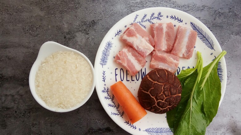 宝宝辅食~田园排骨粥,首先准备食材:排骨要选精排,蔬菜可以选择你喜欢的
