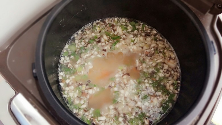 宝宝辅食~田园排骨粥,直接按煲粥键即可,大约1个小时左右