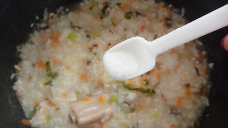 宝宝辅食~田园排骨粥,煲好后放入少量盐