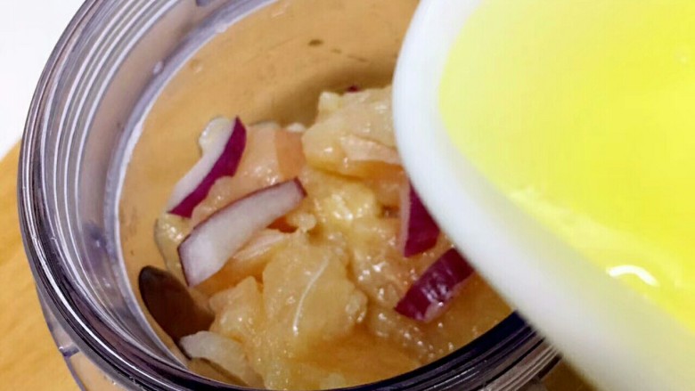 芝心鸡肉饼,将鸡肉、<a style='color:red;display:inline-block;' href='/shicai/ 29'>洋葱</a>切碎加入适量<a style='color:red;display:inline-block;' href='/shicai/ 17'>蛋清</a>用料理机打成泥。
