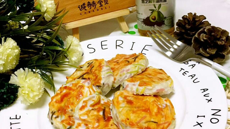 芝心鸡肉饼,烤箱预热180度、入烤箱烤15分钟左右即可。
