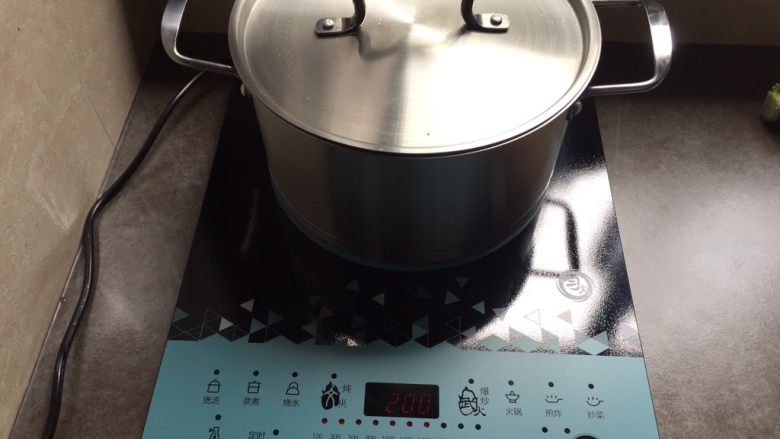萝卜骨头汤,启动电磁炉,选择煲汤功能;