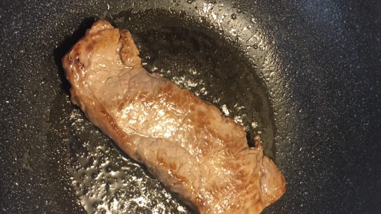 淡口生煎牛排,起锅, 锅热加油, 油热加牛排