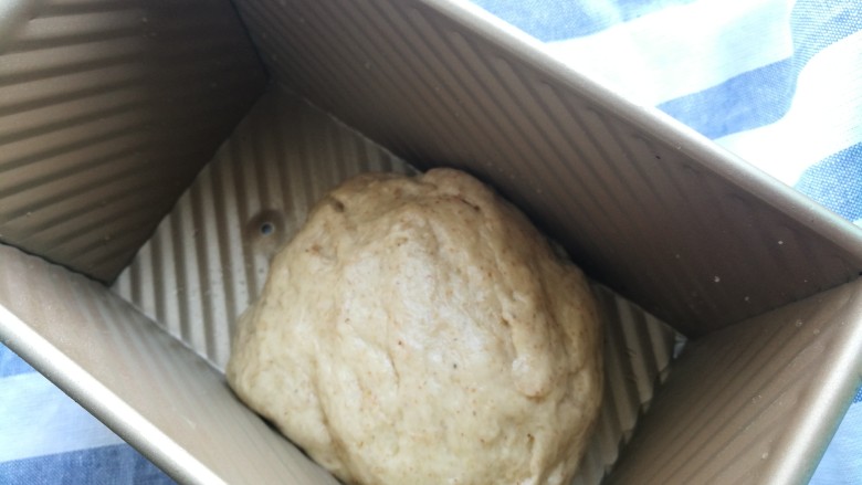 红茶全麦吐司&牛油果蛋黄三明治(老面团冷藏法全程不沾手),为了吐司的口感更加松软,这个配方加大了液体的量,面团很软不容易整形,留下一小块当下次的老面酵母种,其他的面团直接倒入吐司模具中,放入烤箱,旁边放一杯温开水,发酵一个小时二十分至原来的两倍半大。(老面发酵稍慢一些)