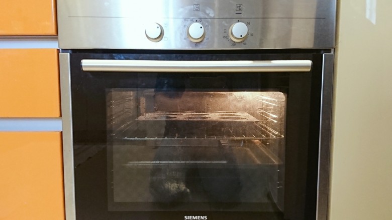 萌の檸檬小蛋糕,預熱170℃的烤箱,中層,烤15~18分鐘,可用牙籤90°垂直插下試,无粘黏就是熟了。