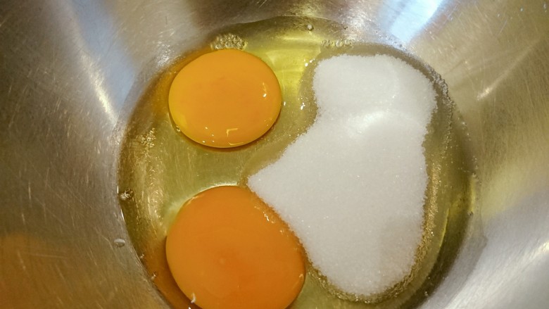 萌の檸檬小蛋糕,1蛋黃+1全蛋,加入全部的砂糖。