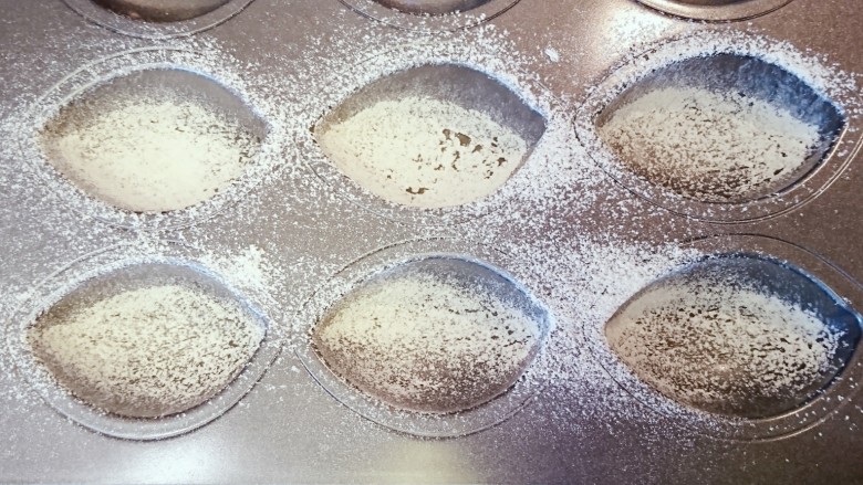 萌の檸檬小蛋糕,均勻的撒上低筋面粉(分量外),只需要薄薄的覆蓋即可,多餘的粉請倒掉。