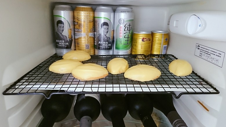 萌の檸檬小蛋糕,可放冷藏讓巧克力冷卻加快,請忽略我的飲料群…😅