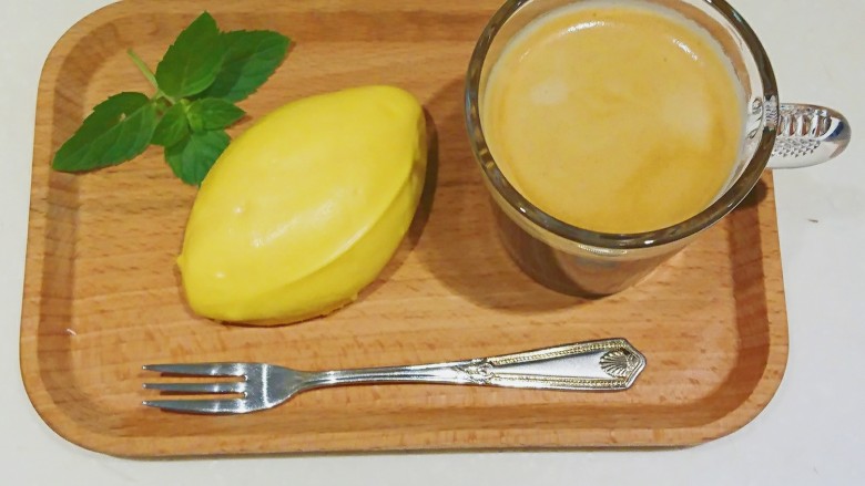 萌の檸檬小蛋糕,完成啦!配上Espresso!冷熱的搭配!甜蜜與苦的衝擊!完美!