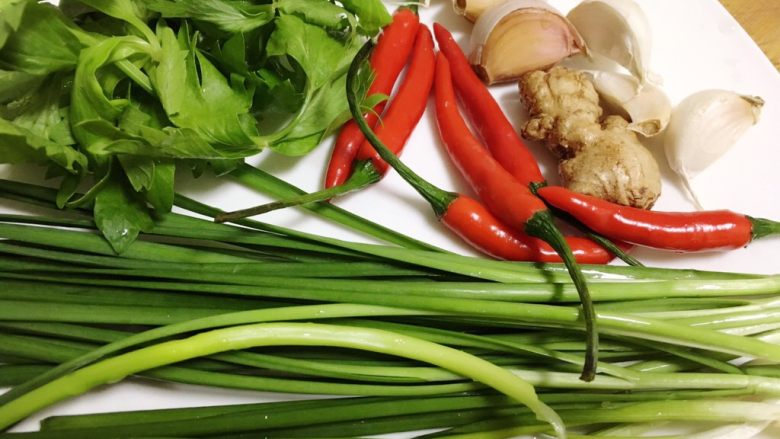#辣菜#凉拌鲫鱼,准备好配料。材料根据鱼的多少来搭配,其中小米辣是关键,缺一不可。