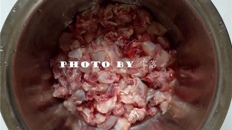 自贡冷吃兔,砍成肉丁状;