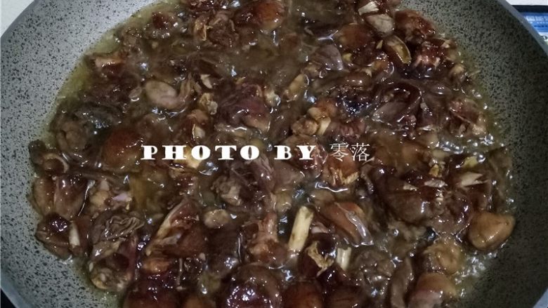 自贡冷吃兔,放入兔肉炸至焦黄;