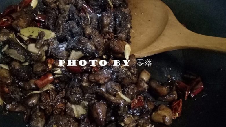 自贡冷吃兔,再调入适量盐;