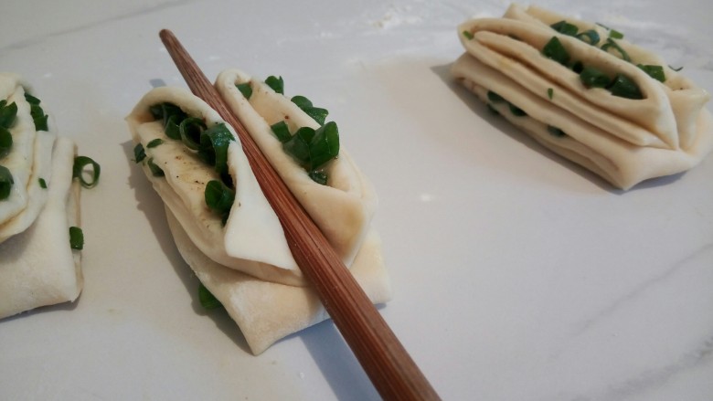 #咸味#快速发酵的花卷,将两个剂子叠在一起,用筷子在中间按压一下,然后松弛10分钟