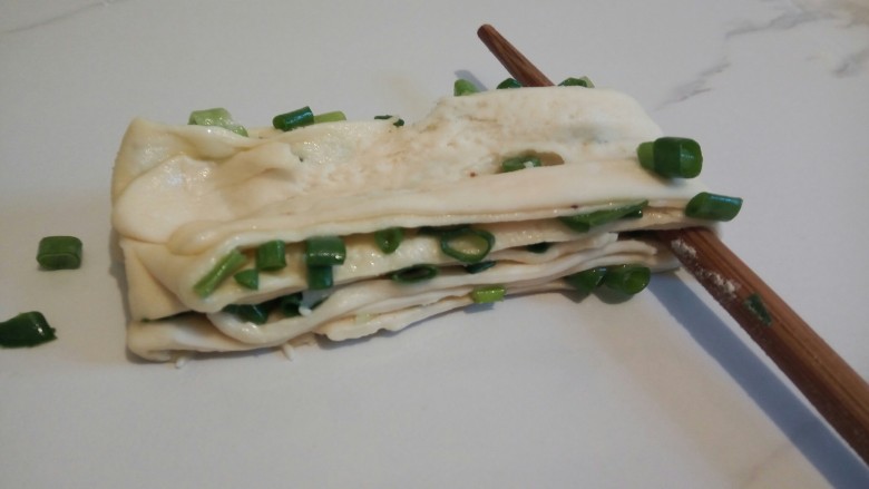#咸味#快速发酵的花卷,再将面团慢慢拉长,筷子放在中间