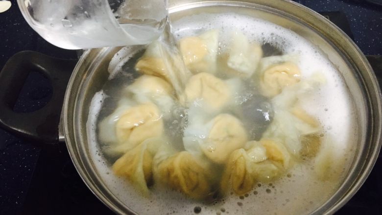 #咸味# 地方特色海鲜汤小云吞 ,当水开了后,倒入少许的凉水,盖上锅盖,这样反复三次,小云吞漂起来就熟了。