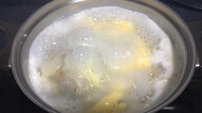 #咸味# 地方特色海鲜汤小云吞 ,鸡蛋液形成鸡蛋花后关火。