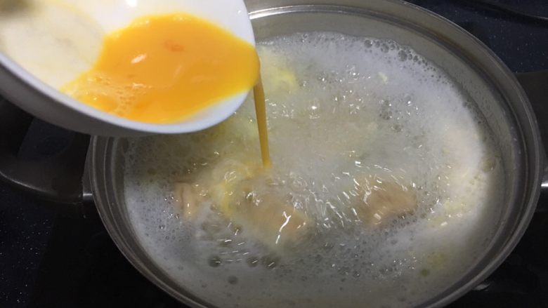 #咸味# 地方特色海鲜汤小云吞 ,沿着锅边转圈圈倒入鸡蛋液