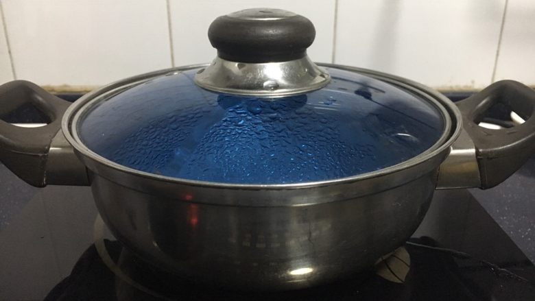 #咸味# 地方特色海鲜汤小云吞 ,锅里放适量的水,把水煮开。