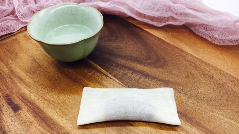 #咸味# 地方特色海鲜汤小云吞 ,按照图里的样子,把云吞皮对折。