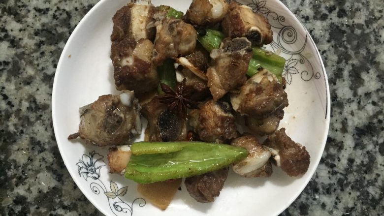 板栗炖排骨,翻炒排骨后,先装盘待用